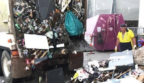 بعد فحص أطنان من النفايات..زوجان يعثران على "كنزهما المفقود"