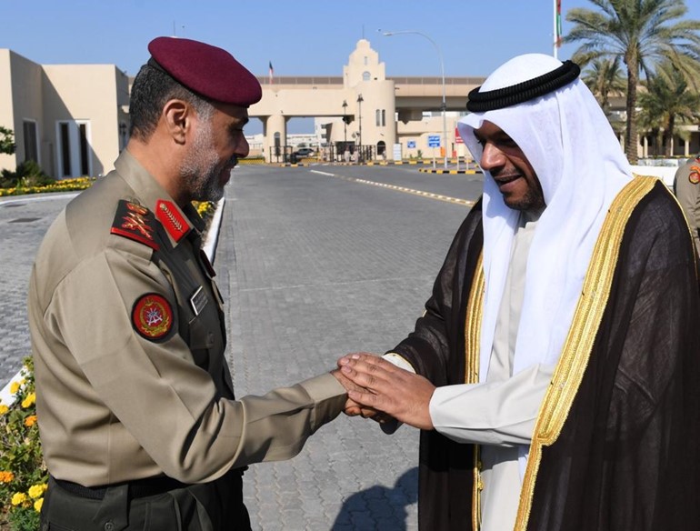 المنصور استقبل المهنئين بمنصبه الجديد: تذليل كافة العقبات للإرتقاء بأداء منتسبي "الدفاع"