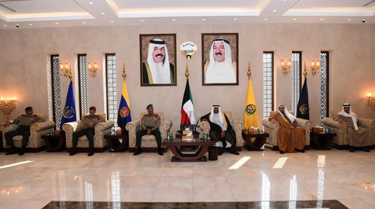 المنصور استقبل المهنئين بمنصبه الجديد: تذليل كافة العقبات للإرتقاء بأداء منتسبي "الدفاع"