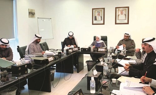 م.مها البغلي خلال ترؤسها اجتماع اللجنة