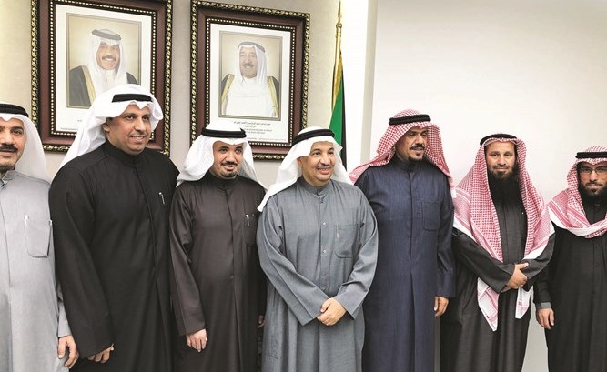 م.وليد الجاسم متوسطا عددا من المهنئين