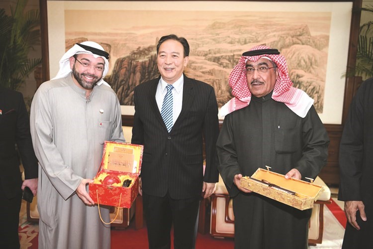 الزميلان يوسف خالد المرزوق وعدنان الراشد يتسلمان الدروع التذكارية من نائب رئيس وكالة الأنباء الصينية
