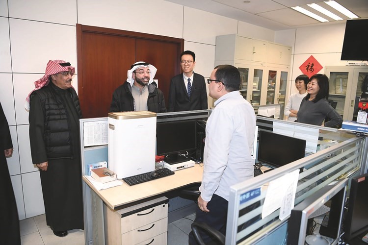 الزميل يوسف خالد المرزوق والزميل عدنان الراشد وحديث مع احد القائمين على اقسام الوكالة