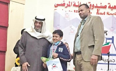تكريم أحد الفائزين بالمسابقة