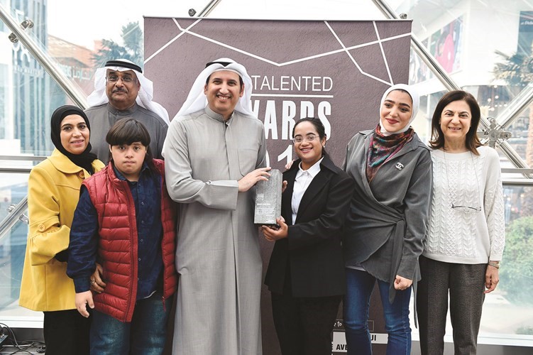 الموهوبة مريم ذياب أثناء تكريمها