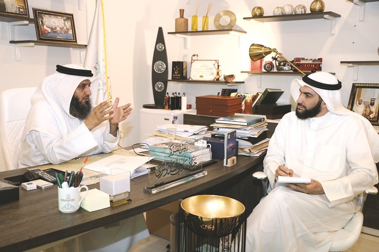 حماد الدوسري متحدثا للزميل محمد راتب (زين علام)