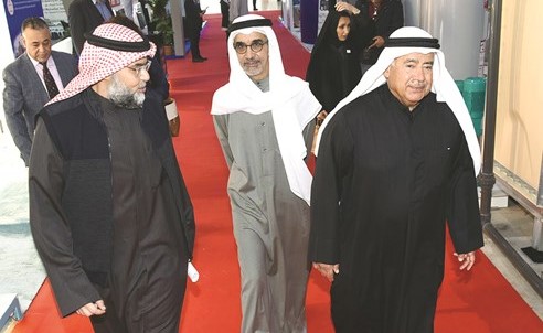 طارق المطوع وم.صقر عيسى المناعي وعماد الهارون يتجولون بين أجنحة المعرض