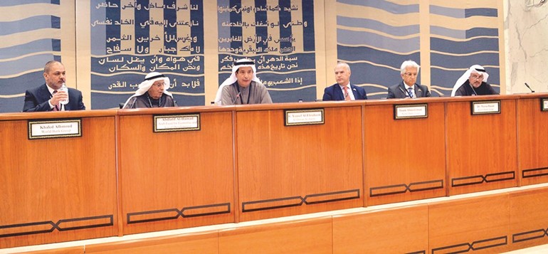 د.يوسف الإبراهيم وعبداللطيف الحمد ود.ميرزا حسن وعصام أبو سليمان وخالد الحمود خلال ندوة البنك الدولي