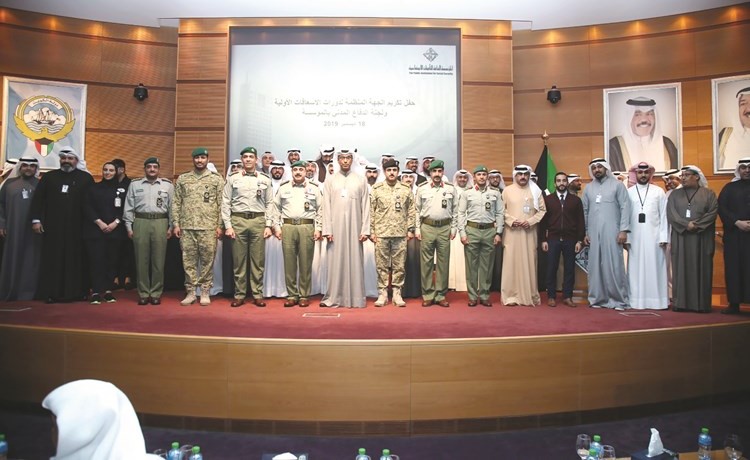 الفريق الركن م.هاشم الرفاعي ومشعل العثمان مع الحضور