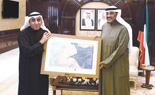 سمو الشيخ صباح الخالد يتسلم صورة من مشروع طريق الشيخ صباح الأحمد الصباح الذي افتتح مؤخرا في جيبوتي