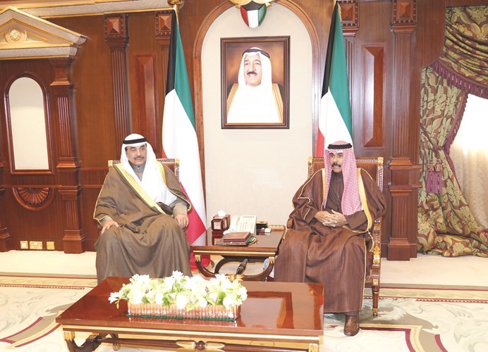 سمو ولي العهد الشيخ نواف الأحمد خلال استقباله سمو الشيخ صباح الخالد