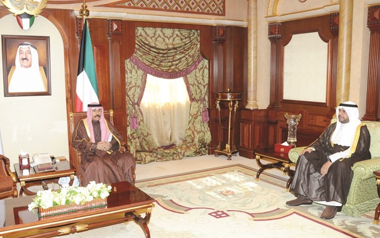 سمو ولي العهد خلال استقباله الشيخ أحمد المنصور