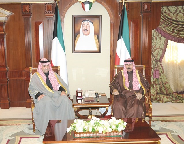 سمو ولي العهد خلال استقباله أنس الصالح
