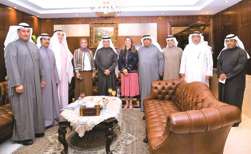 الوزير مبارك الحريص متوسطا قيادات وزارة الدولة لشؤون الخدمات