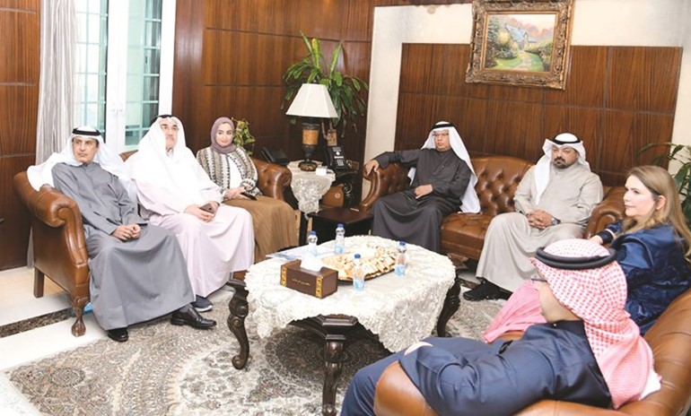 مبارك الحريص مع عدد من مهنئيه في وزارة الدولة لشؤون الخدمات