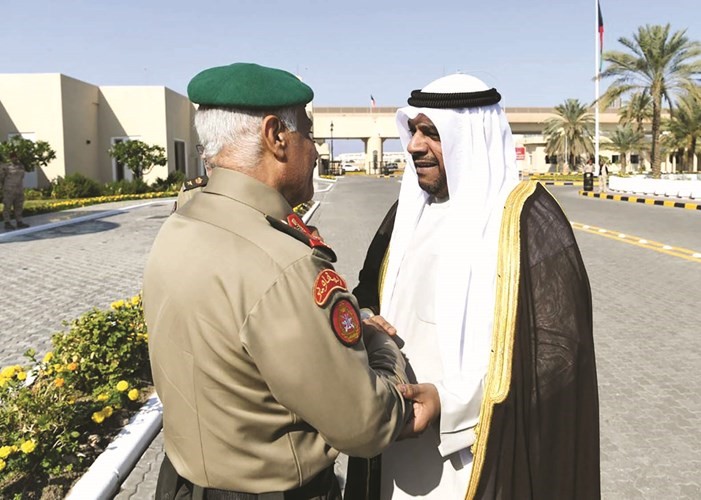 الشيخ أحمد المنصور يتلقى تهنئة رئيس الأركان الفريق الركن محمد الخضر