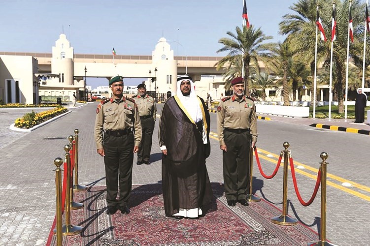 استقبال رسمي للوزير الشيخ أحمد المنصور في وزارة الدفاع
