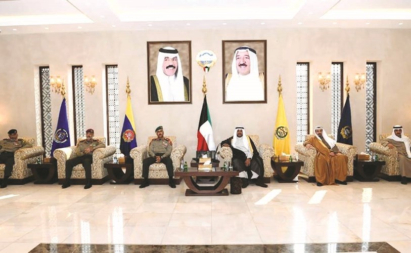 الشيخ أحمد المنصور خلال لقائه مع رئيس الأركان الفريق الركن محمد الخضر ونائبه الفريق الركن عبدالله النواف وأعضاء مجلس الدفاع العسكري