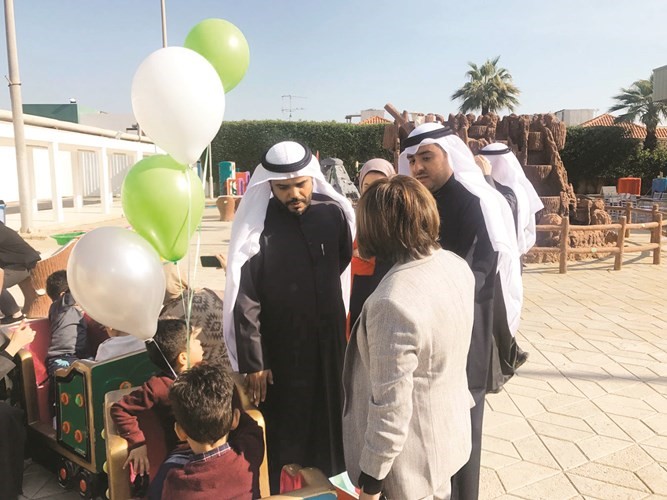 د.غدير أسيري تطلع على أحوال أطفال الحضانة العائلية