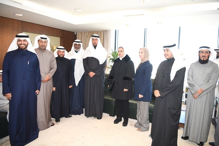 الوزير د. فهد العفاسي وعدد من قيادات وموظفي الأوقاف