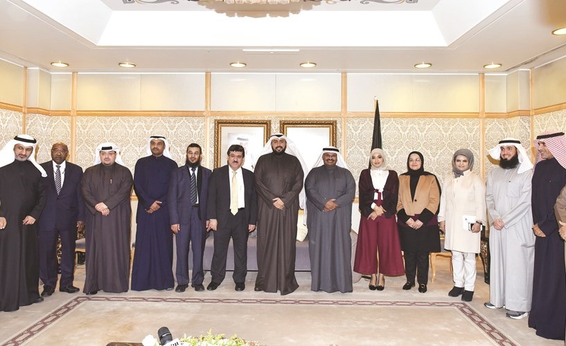 1 الشيخ د.باسل الصباح مستقبلا وكيل الصحة د.مصطفى رضا وعددا من قيادات الوزارة لتهنئته بتجديد الثقة