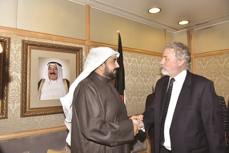 الشيخ د.باسل الصباح مستقبلا وكيل الصحة د.مصطفى رضا وعددا من قيادات الوزارة لتهنئته بتجديد الثقة 						(ريليش كومار)