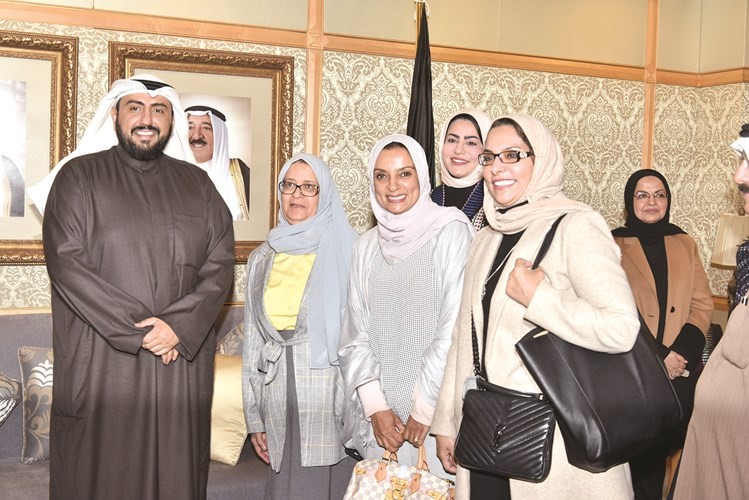 عدد من موظفات وزارة الصحة يقدمن التهنئة الى الشيخ د.باسل الصباح