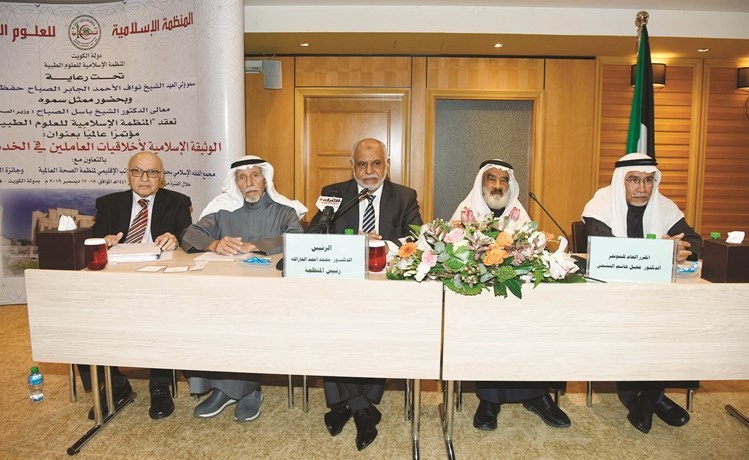 د.محمد الجارالله ود.عجيل النشمي خلال الجلسة الختامية للمؤتمر	(أحمد علي)
