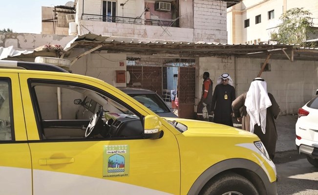 جانب من الحملة على سكن العزاب في حولي