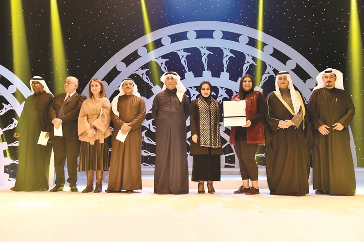 جائزة الأنباء لأفضل ممثلة واعدة هيا السعيد عن مسرحية نكون أو لا نكون