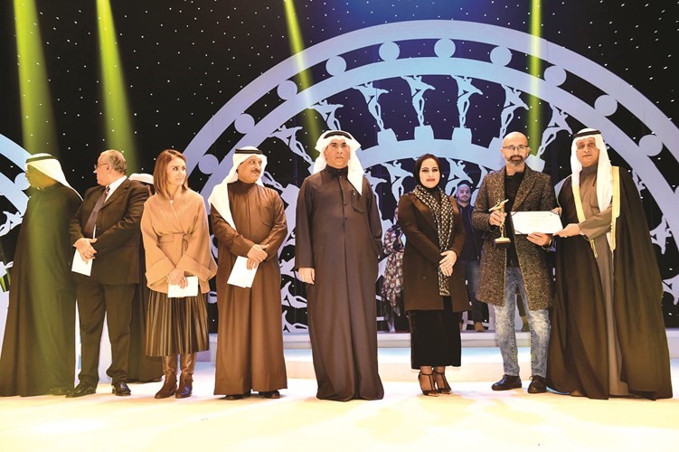 أفضل ديكور وأفضل إضاءة فاز بهما د. فهد المذن عن مسرحيتينكون أو لا نكون والبارج