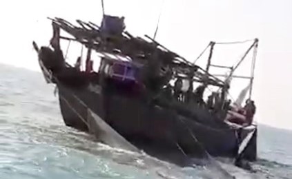 احدى السفن الخشبية وهي تجول للصيد في غفلة من الأجهزة الرقابية داخل جون الكويت وفي الاطار عبدالله الزيدان