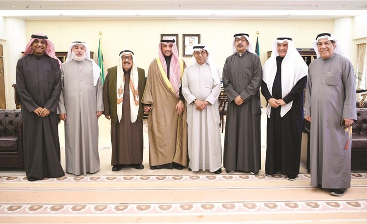 الغانم مستقبلا رئيس وأعضاء مجلس إدارة جمعية الفنانين الكويتيين
