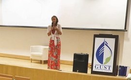 البروفيسور إيلين هلسبر خلال المحاضرة