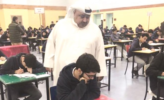أسامة السلطان خلال جولته على إحدى اللجان