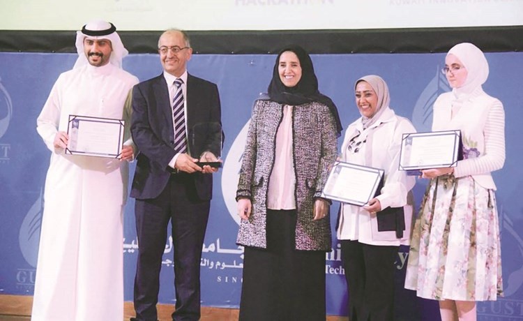 الشيخة عايدة سالم العلي مع الفريق الفائز