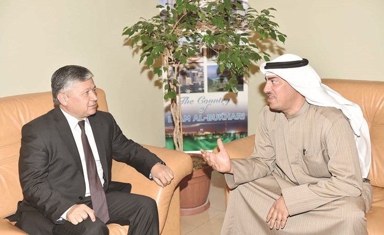 سفير أوزبكستان لدى الكويت د.بهرمجان أعلايوف مع الزميل محمد هلال الخالدي	 (متين غوزال)