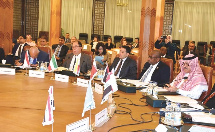 السفير أحمد البكر خلال الاجتماع