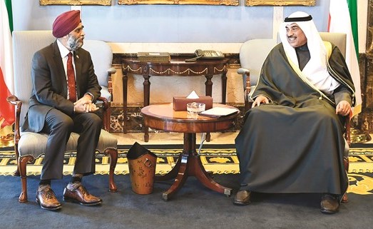 سمو الشيخ صباح الخالد خلال استقباله وزير الدفاع الوطني الكندي
