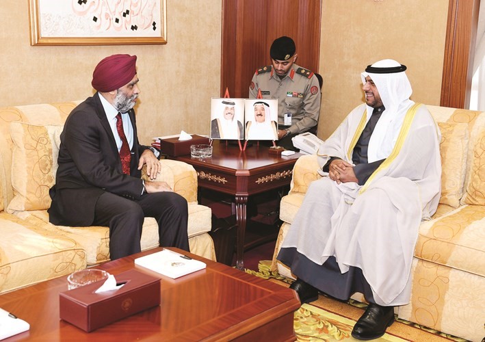 الشيخ أحمد المنصور خلال استقباله وزير الدفاع الكندي
