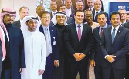 الوكيل المساعد للشؤون الفنية في وزارة النفط خالد الديين في صورة جماعية مع الأمين العام الجديد الأميركي جوزيف ماك مينغل وعصام الخليفة وأحمد الكعبي