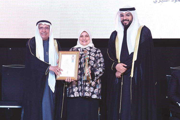 إبراهيم البغلي وعبدالعزيز شعيب يكرمان الوزيرة السابقة هند الصبيح
