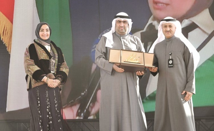 خالد الروضان مكرما الجهات المشاركة