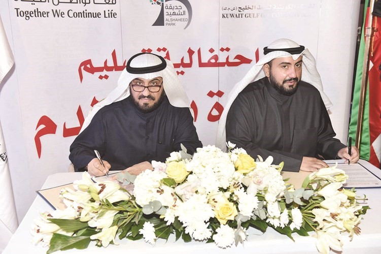الشيخ د. باسل الصباح وعبدالله الشمري خلال توقيع الاتفاقية