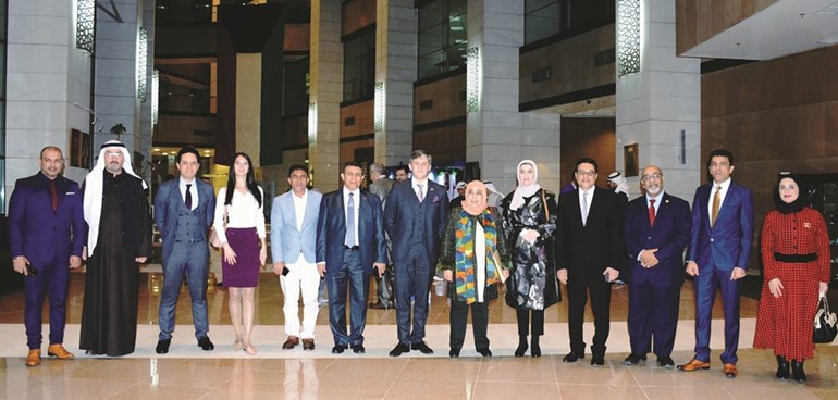 السفير المصري طارق القوني مع الحضور في الأمسية