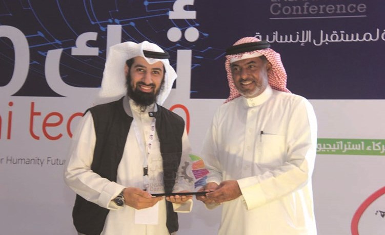 تكريم الدوسري خلال المؤتمر