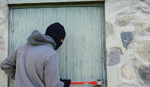 لص غبي يسرق فنانا تاركا معه صورة كاريكاتورية له