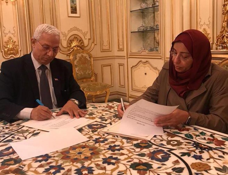 رئيسة مجلس إدارة مبرة السعد أثناء توقيع الاتفاقية