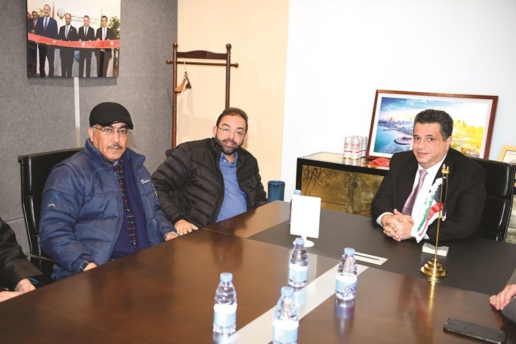 عبد الرزاق البعيجان مع رئيس التحرير يوسف خالد المرزوق ونائب رئيس التحرير عدنان الراشد