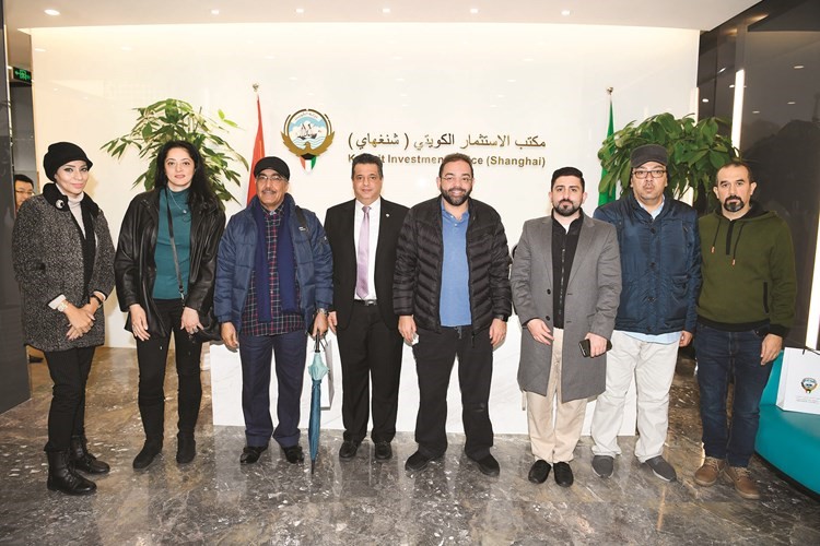 عبد الرزاق البعيجان في لقطة تذكارية مع رئيس التحرير يوسف خالد المرزوق ونائب رئيس التحرير عدنان الراشد ومدير التحرير محمد بسام الحسيني ومديرة مكتب رئيس التحرير دينا روكس والزملاء اسامة دياب ومحمد ناصر وآلاء خليفة